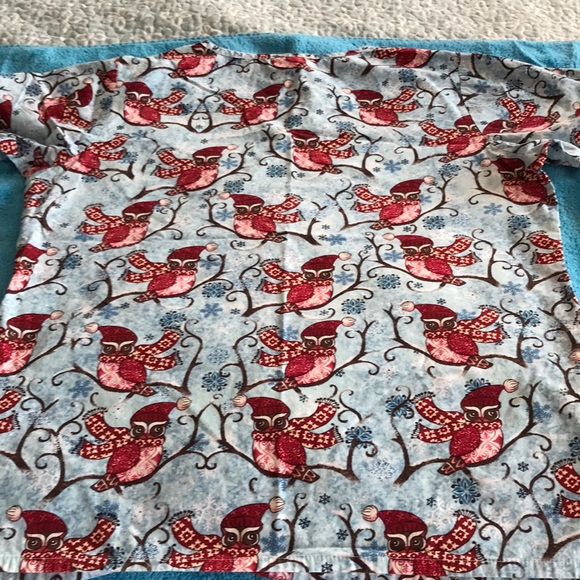 Scrub Top Winter Owl - Picture 3 of 4